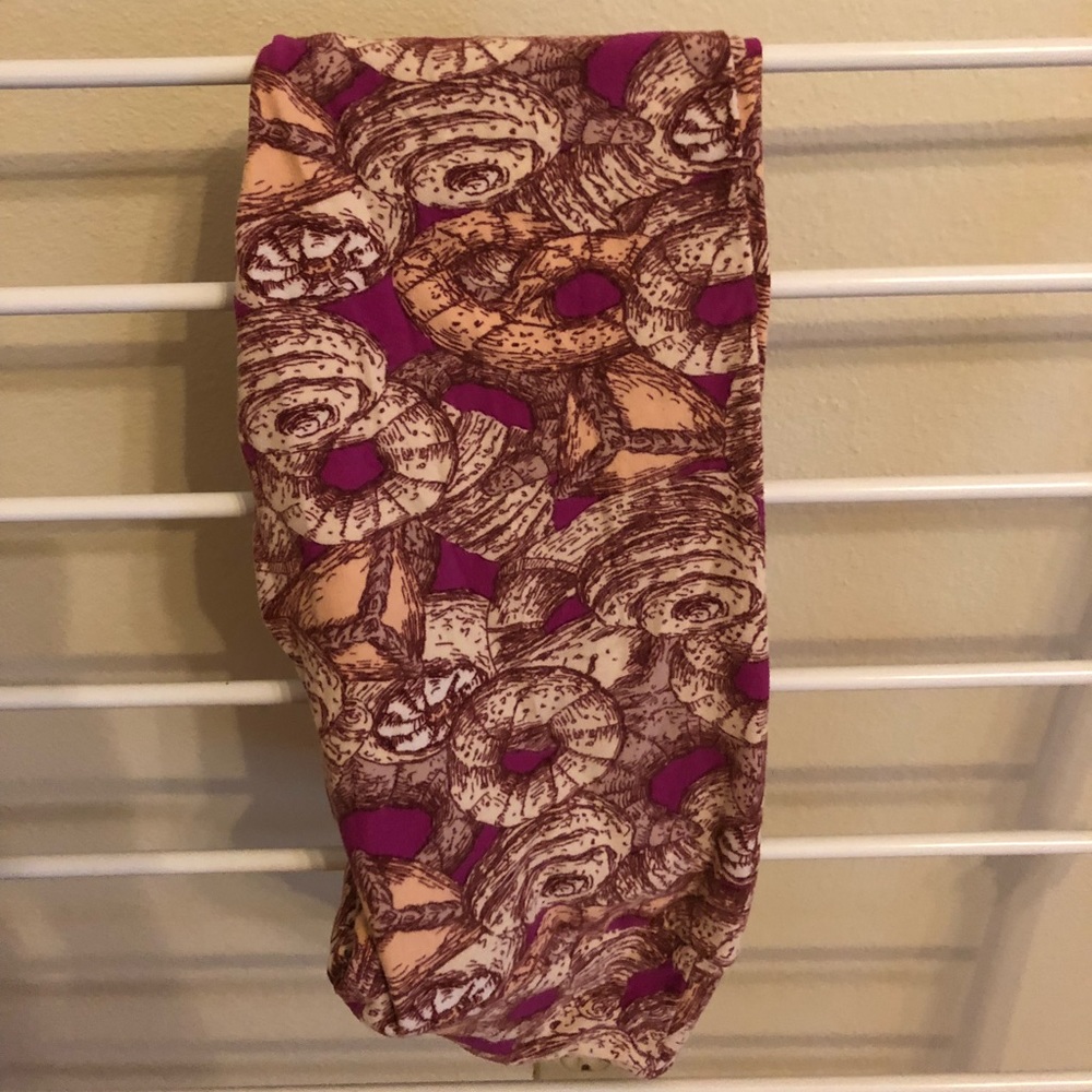 Lularoe OS leggings pink with pastry print.